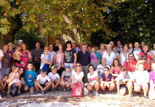 Sesenta veciños e veciñas de Frades participaron nunha viaxe á Illa de Cortegada